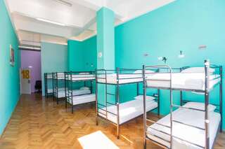 Хостелы B13 Hostel Сибиу Кровать в общем номере для мужчин и женщин с 10 кроватями-6