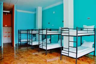 Хостелы B13 Hostel Сибиу Кровать в общем номере для мужчин и женщин с 10 кроватями-10